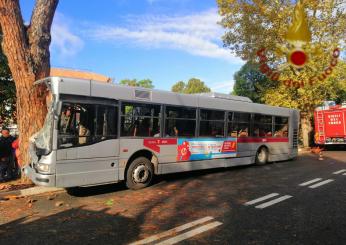 Napoli, incidente a Villaricca autobus si schianta contro gli alberi