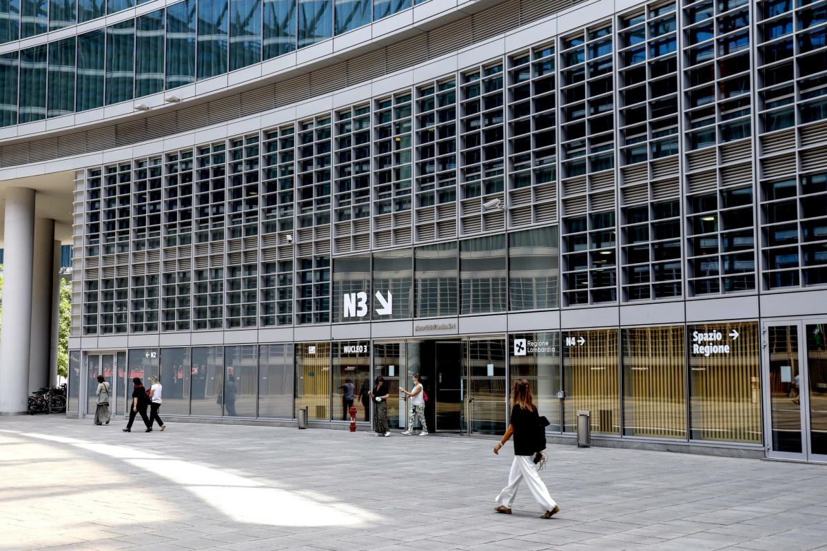 Milano, studenti in protesta davanti alla Regione Lombardia