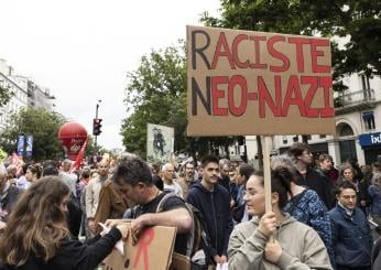 Francia, manifestazione antifascista a Lione: 15mila persone in piazza contro Rassemblement National | VIDEO