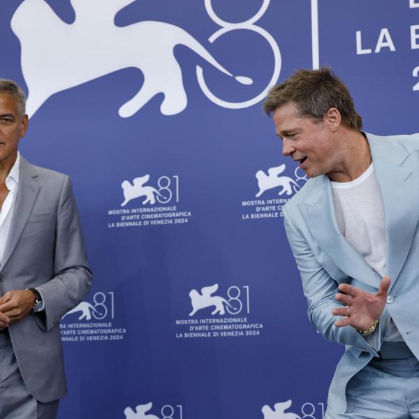 George Clooney e Brad Pitt assediati dai fan per “Wolfs – Lupi Solitari”: i due protagonisti arrivano al Festival del cinema di Venezia 2024 | VIDEO