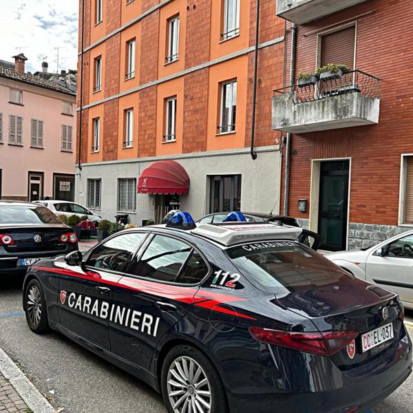 Varese, insegnante elementare sorpreso a molestare una bambina di 9 anni nel parcheggio di un supermercato, arrestato