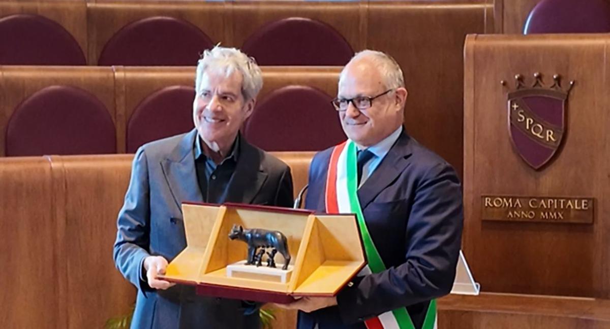 Claudio Baglioni riceve la Lupa Capitolina in Campidoglio a Roma: “La dedico ai miei genitori e dico loro grazie” | VIDEO , FOTO