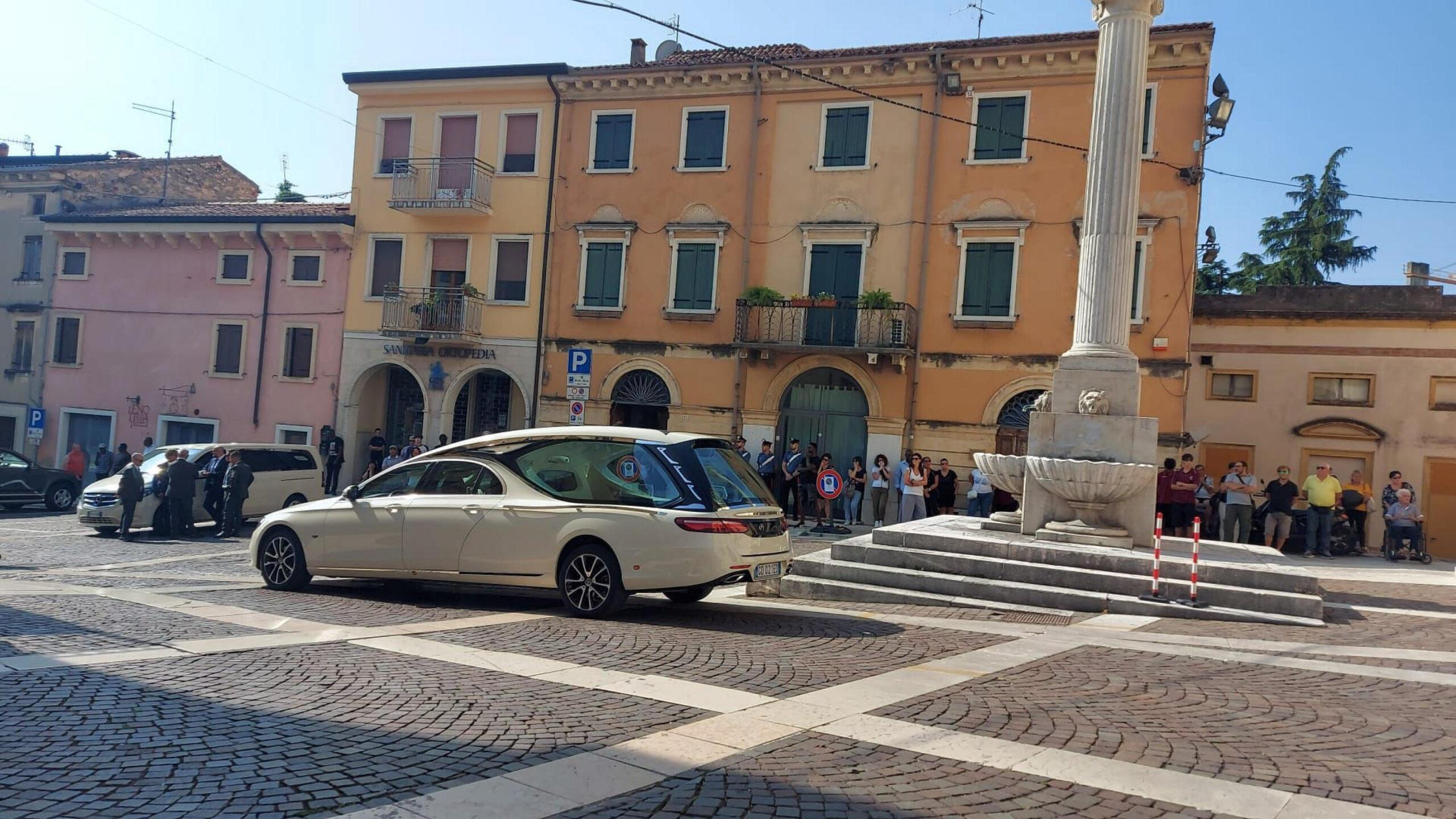 Oggi i funerali di Chris, il ragazzo investito e ucciso a Verona. La mamma: “Come farò senza di te?”