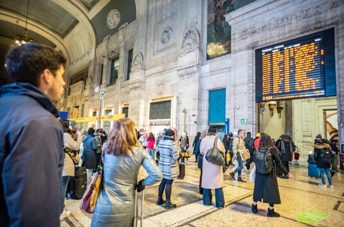 Milano, treno si schianta contro un segnale alla stazione centrale