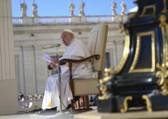 Papa Francesco col piumino da rapper, fake creato dall’Intelligenza Artificiale