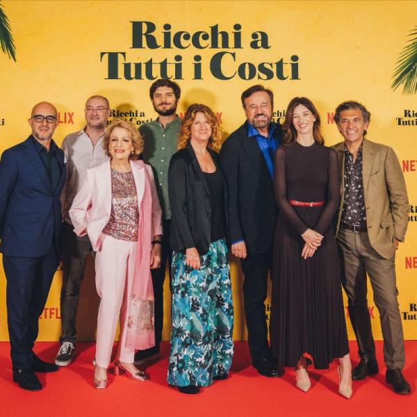 “Ricchi a tutti i costi” in uscita su Netflix il nuovo film di Christian De Sica: “Si fa ridere con la cattiveria, questo un film alla Woody Allen” | Video