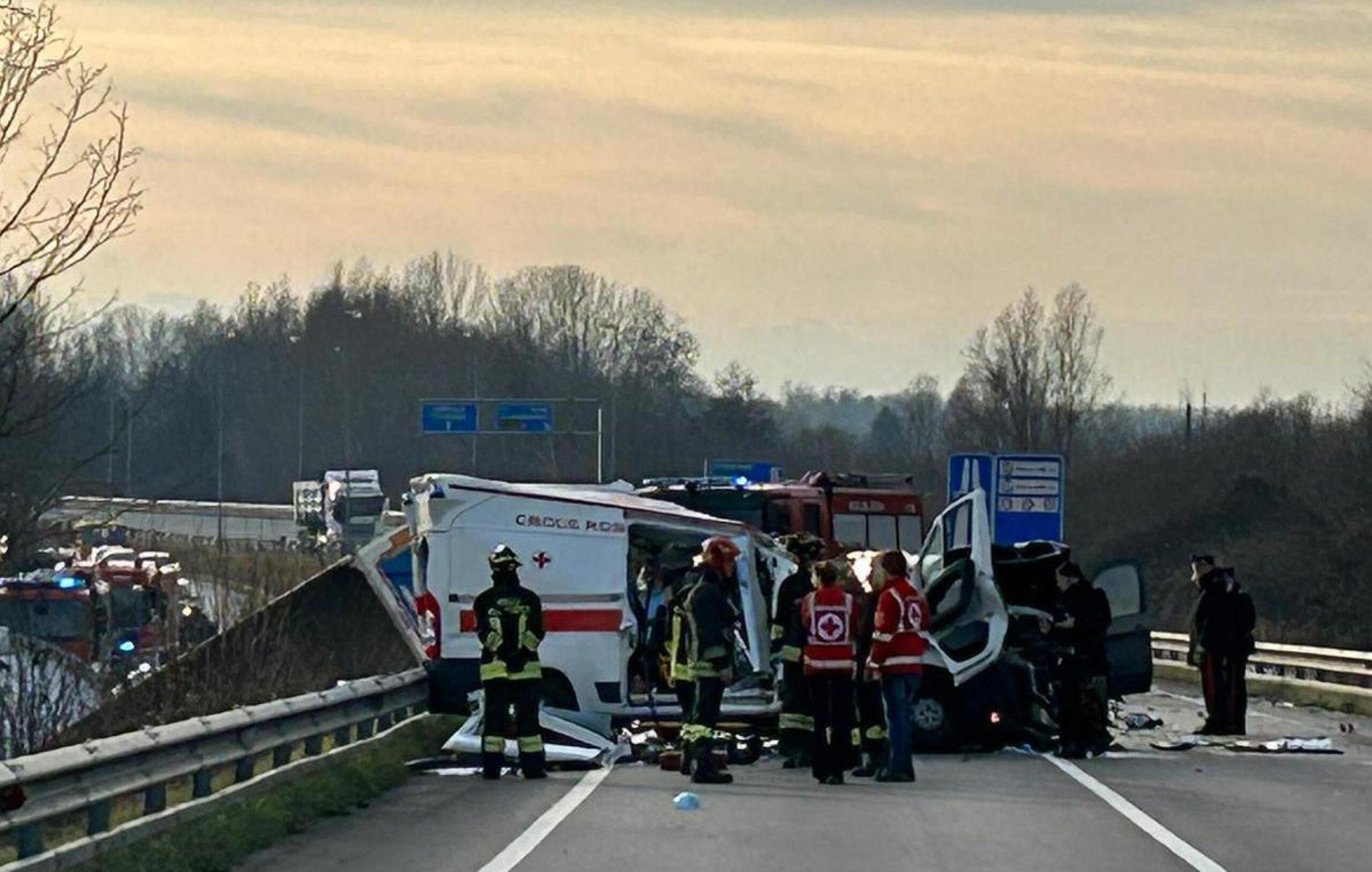 Incidente sulla A26 tra tre camion, traffico bloccato per un’ora e mezza: 10 km di coda