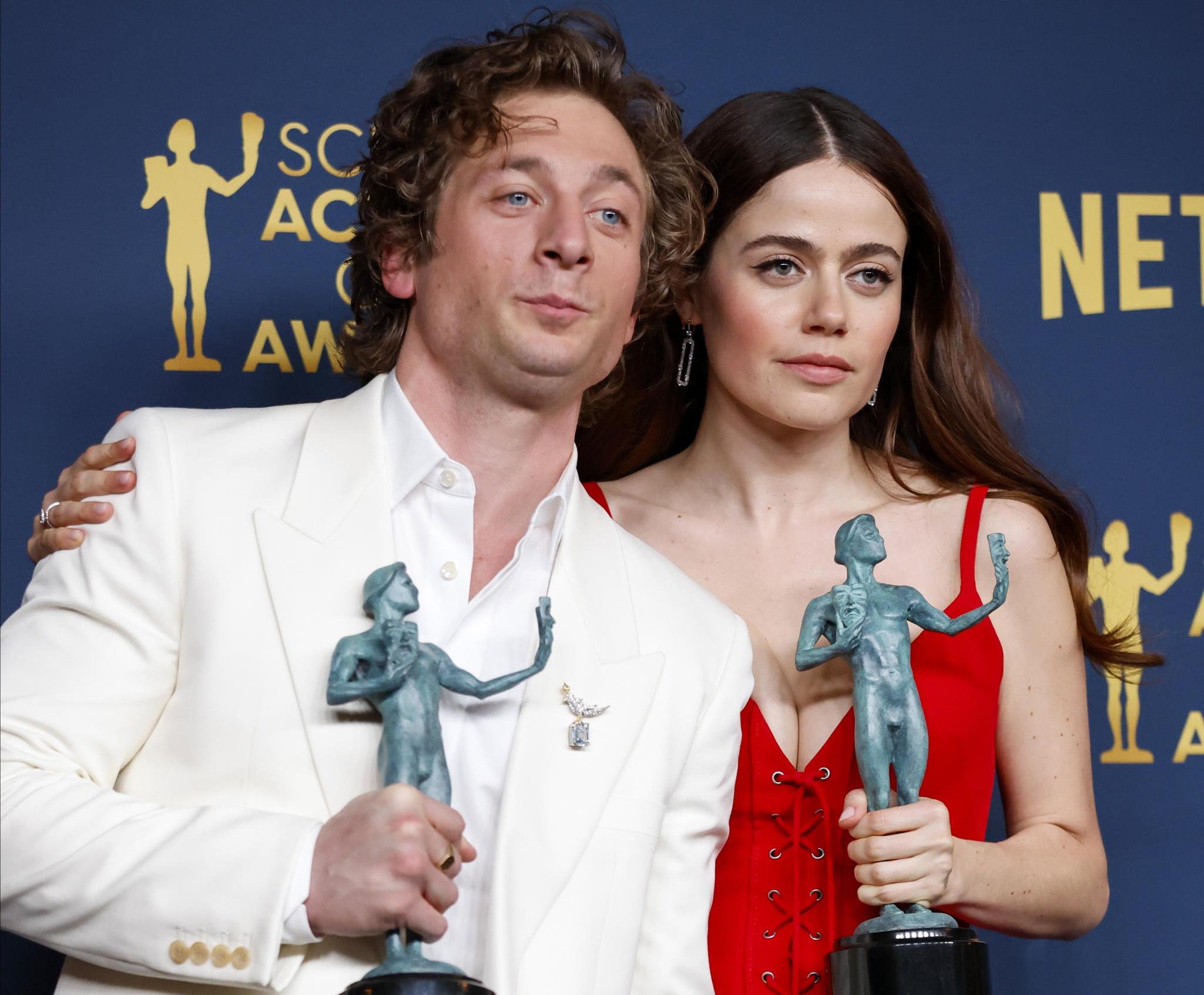 Jeremy Allen White e Molly Gordon stanno insieme? Il bacio con la co-star di “The Bear” | FOTO