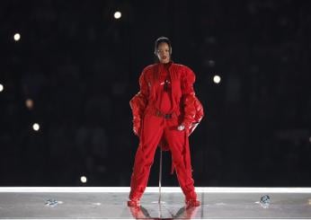 Super Bowl, Rihanna si esibisce in total red e annuncia la seconda …