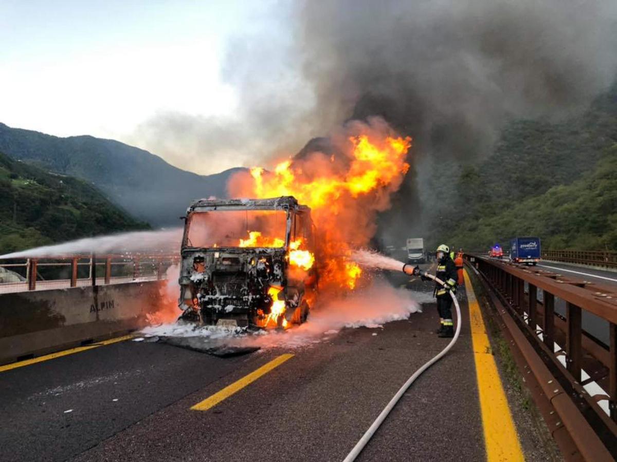 Cosenza, esplosione autobus: grave un dipendente dell’Amaco