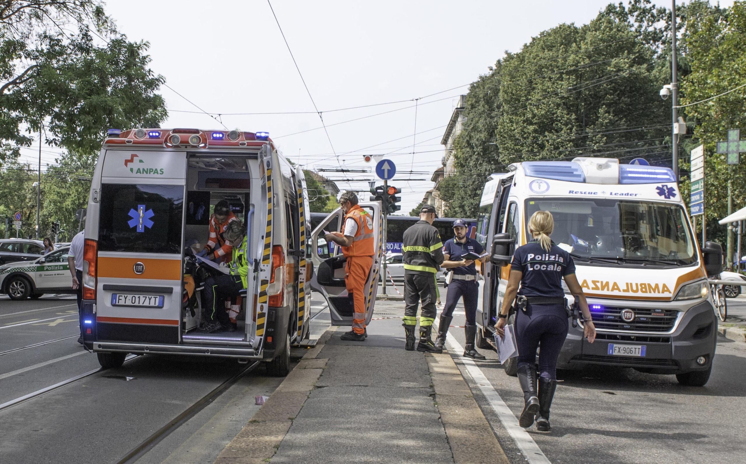 Milano, due ragazzi pestati senza motivo a Parco Sempione domenica 24 settembre: in ospedale con denti saltati e volti tumefatti