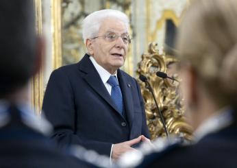 Guerra in Ucraina, Mattarella: “Speriamo di ripristinare la pace”. Poi scherza: “Ho lasciato a casa la tessera da giornalista”