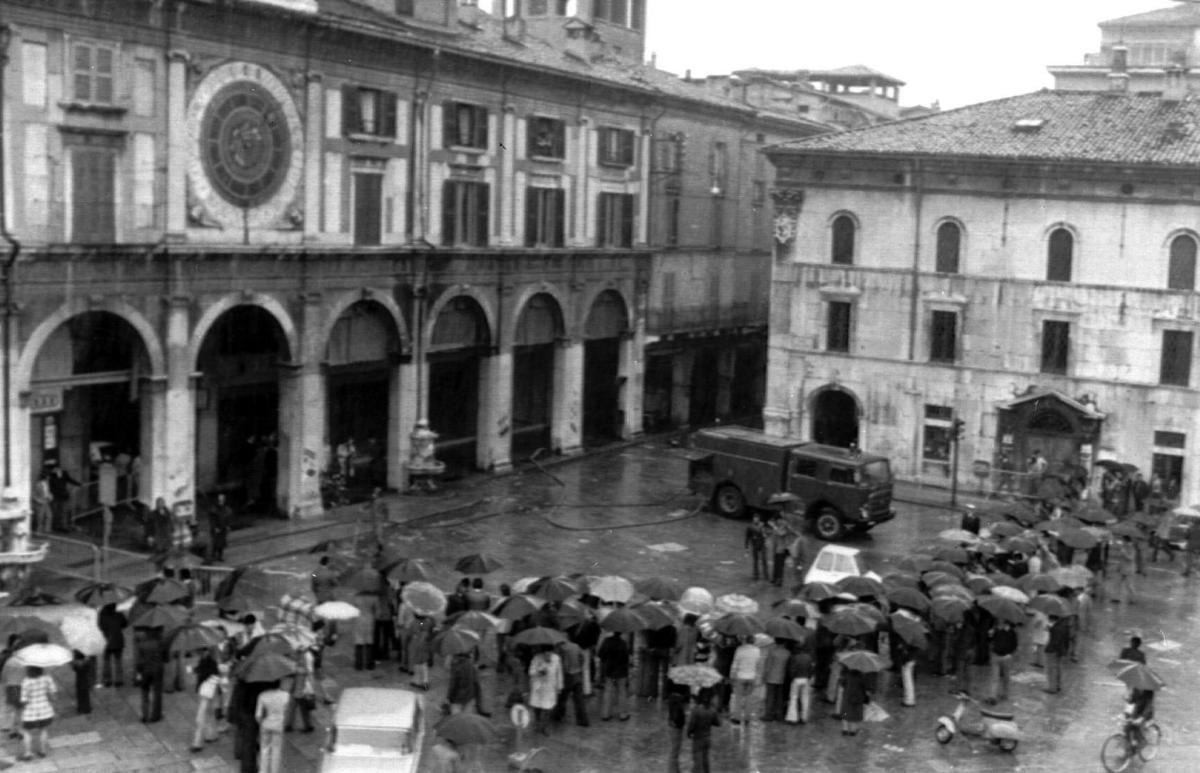 Cos’è successo a piazza della Loggia a Brescia? Dallo scoppio della bomba al processo ai responsabili: la ricostruzione della strage 50 anni dopo