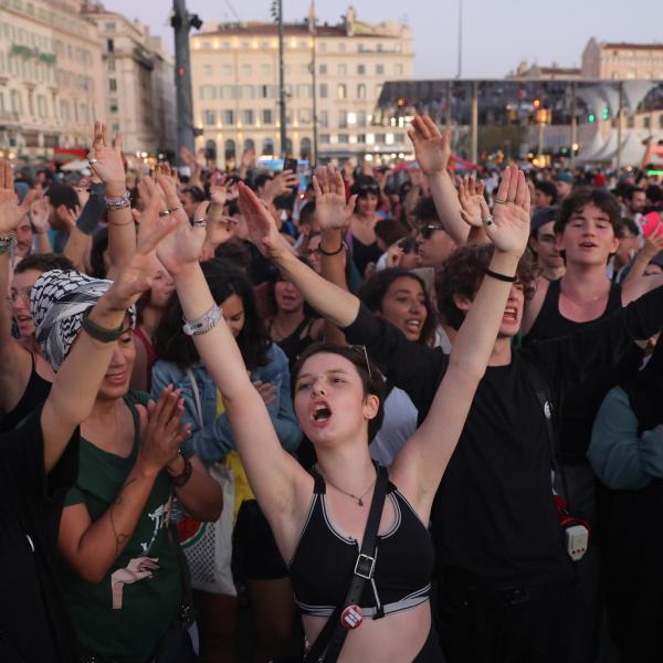 Elezioni in Francia 2024, in corso lo spoglio: primo il Nuovo Fronte Popolare, secondo Macron e terzo RN. Nessuno ha la maggioranza assoluta, beghe tra centristi e sinistra radicale