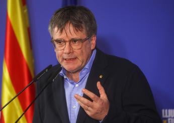 Spagna, archiviata l’indagine per terrorismo contro Puigdemont: “Il caso mirava a sporcare la narrativa sul movimento indipendentista”