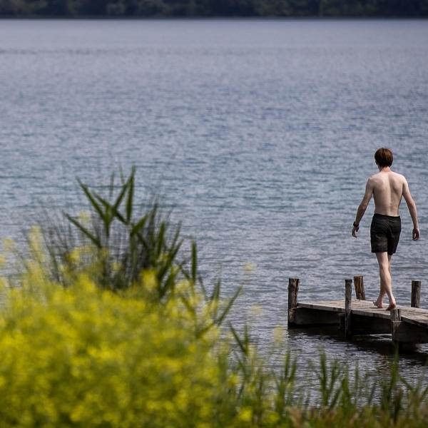 Tragedia a Castel Gandolfo per due ragazzi morti dopo un tuffo nel lago: cosa è successo? Recuperati i corpi