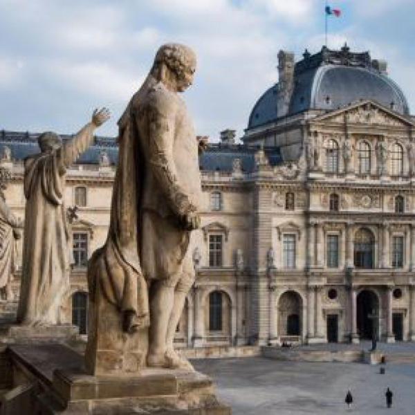 Francia, chiuso il Louvre di Parigi oggi 14 ottobre 2023: il museo evacuato per allarme bomba | VIDEO