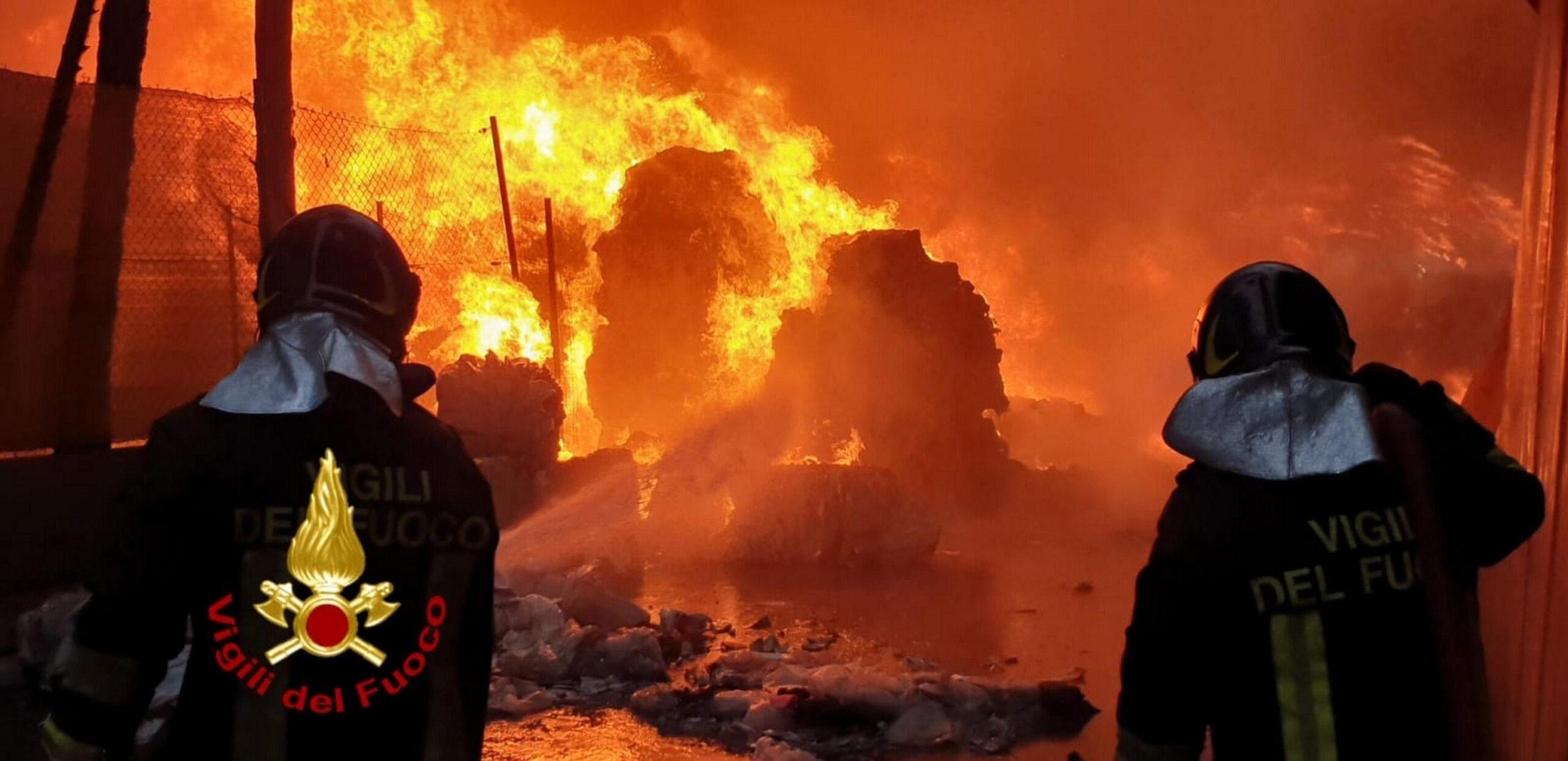 Paura a Roma, incendio in una falegnameria in via Sciacca nel quartiere San Giovanni: 40 persone evacuate | VIDEO