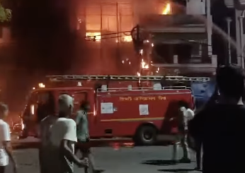 Dramma in India, incendio in un ospedale pediatrico a Nuova Delhi: morti sei neonati | VIDEO