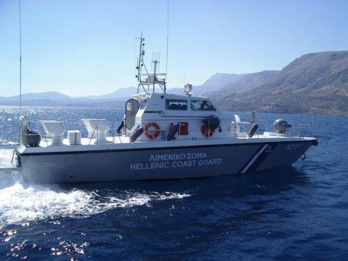 Grecia, migranti abbandonati su un gommone in mezzo al mare: il vid…