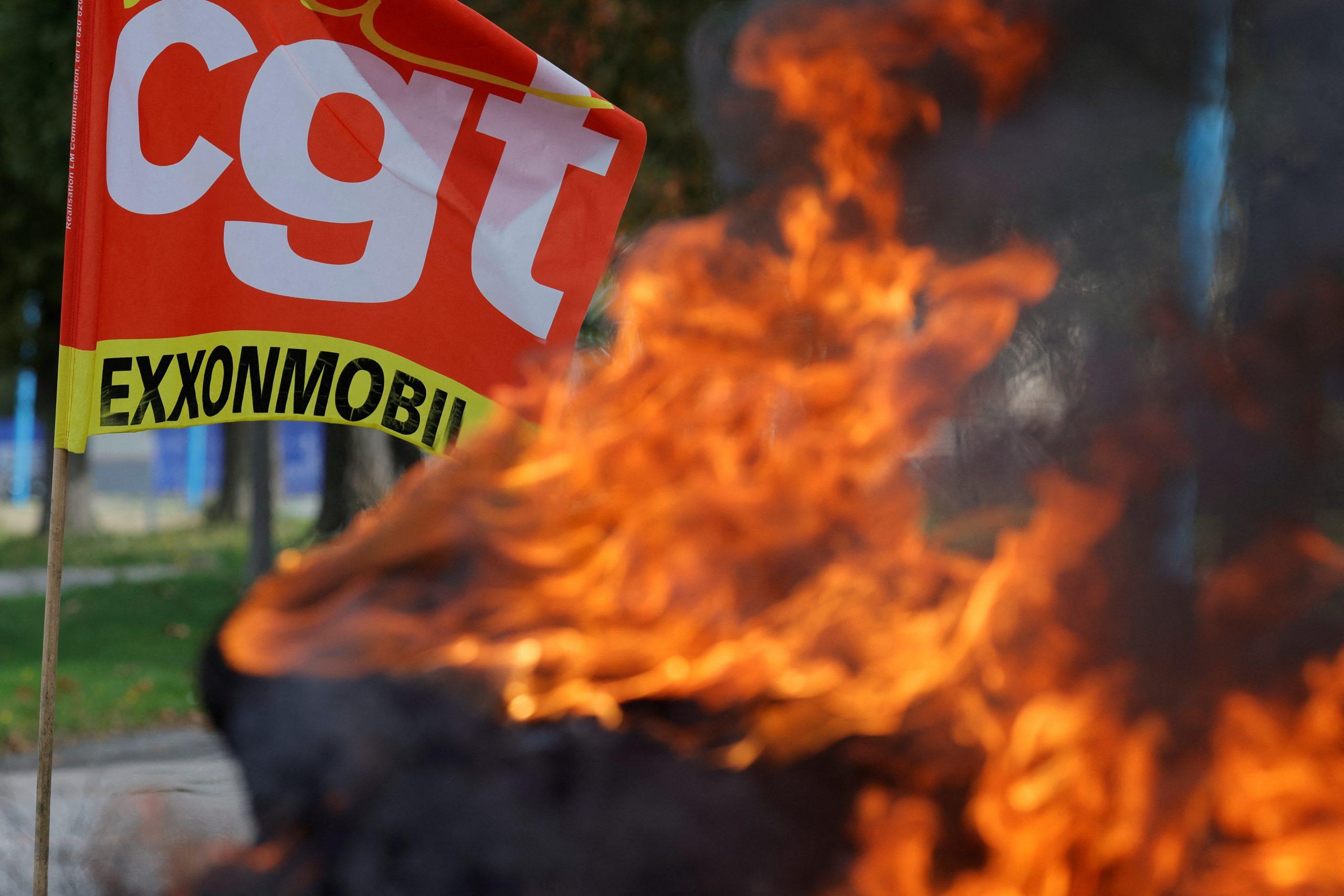 Francia senza carburante a causa degli scioperi nel settore petrolifero: cosa sta succedendo