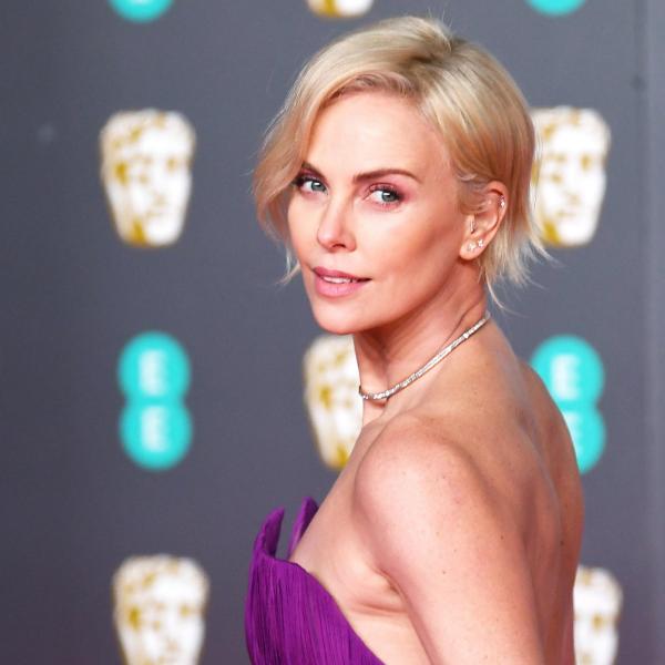 Charlize Theron denuncia un regista che la obbligò a vestirsi sexy per apparire “più sc***bile”