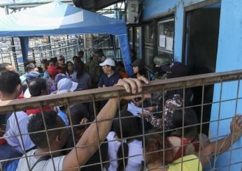 Ecuador, 12 detenuti morti nel carcere a Guayaquil. I parenti: “Sono esseri umani non animali e vogliamo le identità”