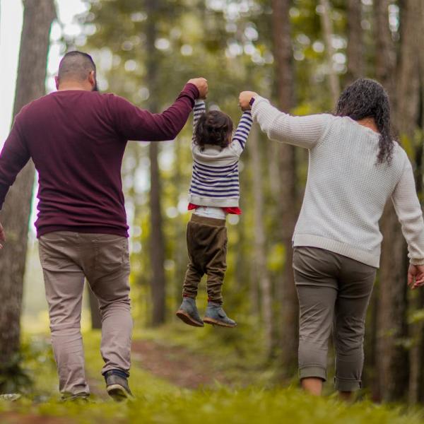 Fino a quando un figlio è a carico dei genitori: cosa cambia dall’età anagrafica ai casi