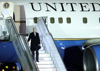 Stati Uniti, Joe Biden inciampa e cade sulla scaletta dell’Air Force One. E’ la terza volta da quando è Presidente | Video