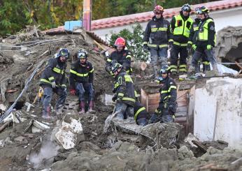 Tragedia Ischia, migliora idraulico rimasto appeso ad una persiana per sei ore: la storia dell’ “uomo di fango”