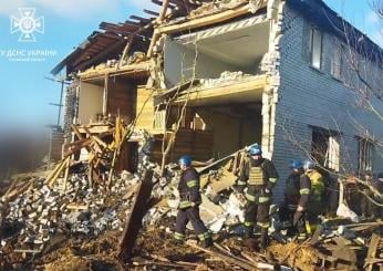 Guerra in Ucraina, bombe su un condominio a Kharkiv: una vittima