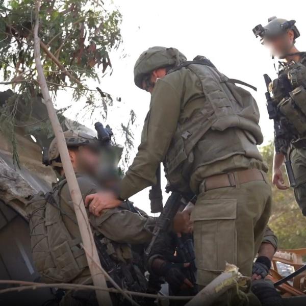 Truppe israeliane sventolano le bandiere nel Parlamento di Gaza