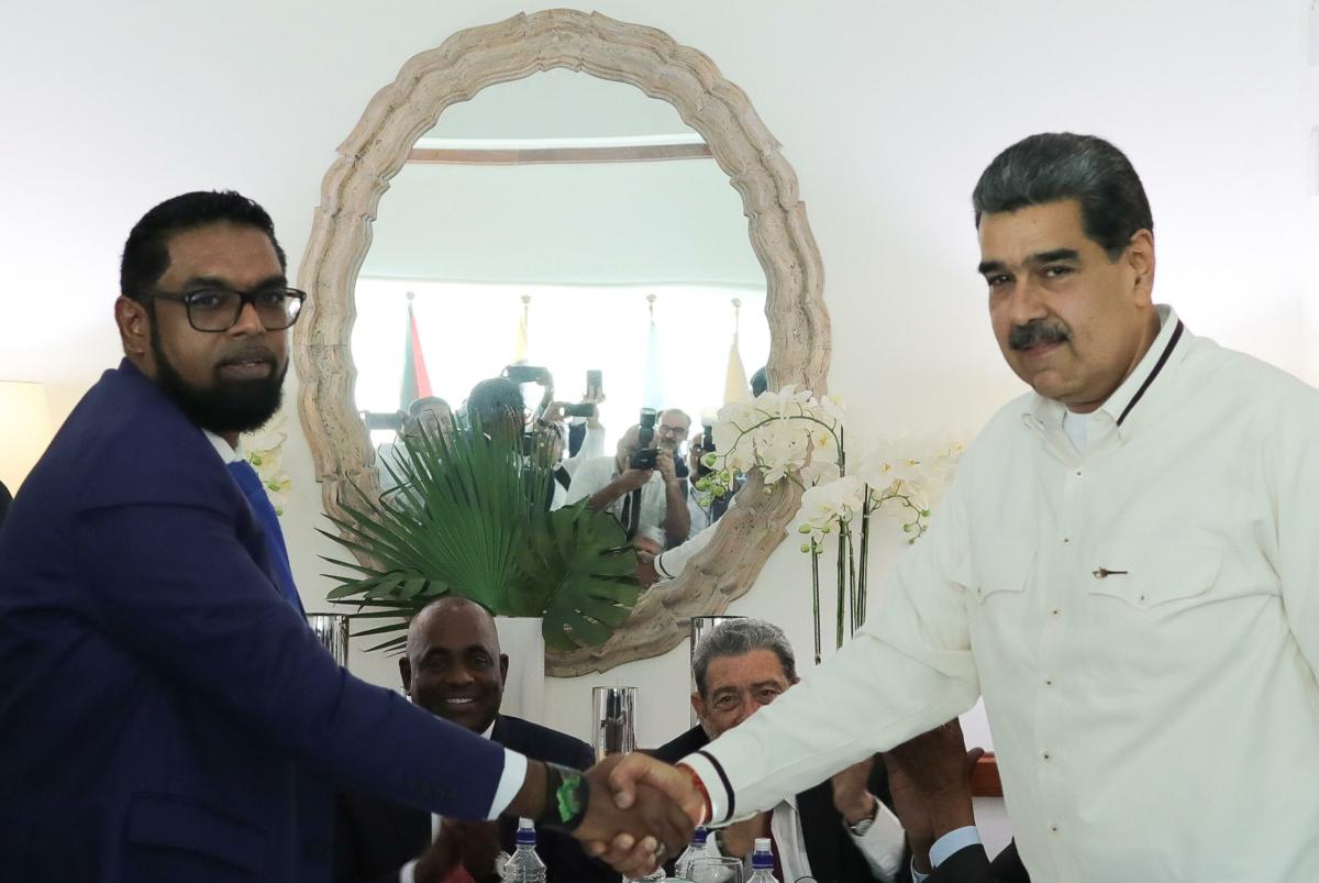 Incontro Venezuela-Guyana sull’Esequibo: stretta di mano tra Maduro…