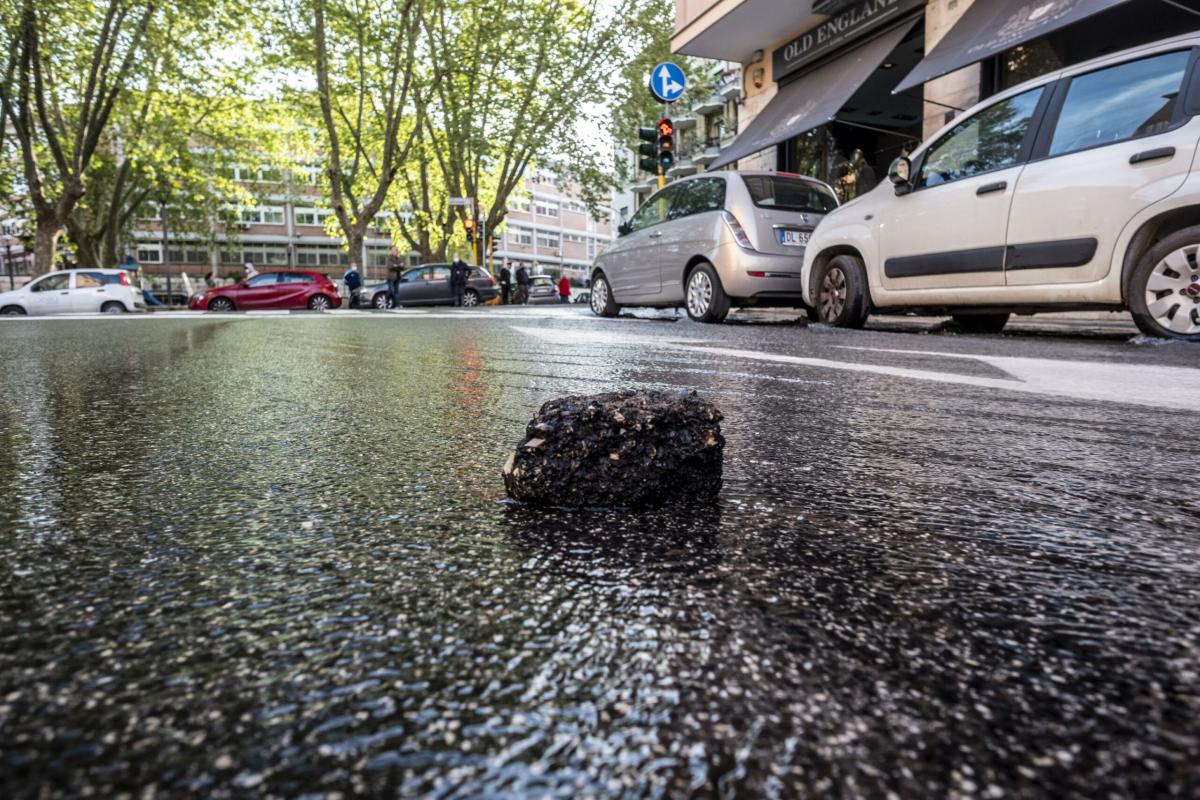 Roma, esplode una tubatura: geyser d’acqua alto 10 metri a San Giovanni