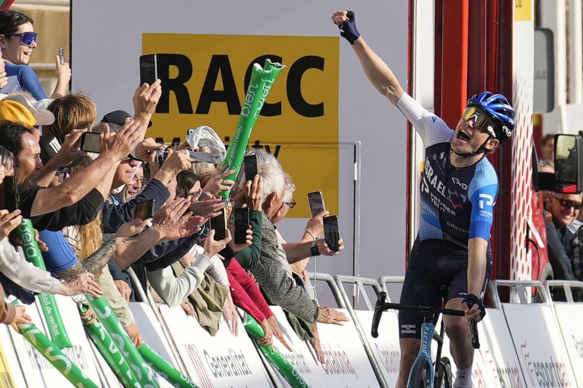 Volta Catalunya 2024, la Israel costretta a coprire i loghi sul bus per “ragioni di sicurezza”