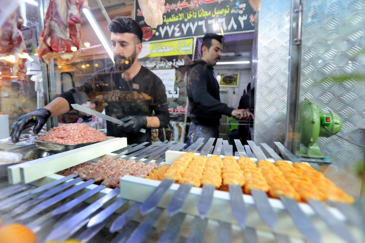 Germania, rabbia per il ‘caro-kebab’: il piatto turco arriva a costare fino a 10 euro, si pensa al prezzo calmierato | VIDEO