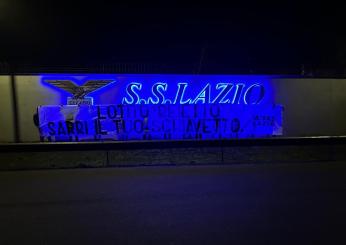 Lazio, dopo l’Atalanta la rabbia dei tifosi: a Formello striscioni contro Lotito e Sarri | FOTO