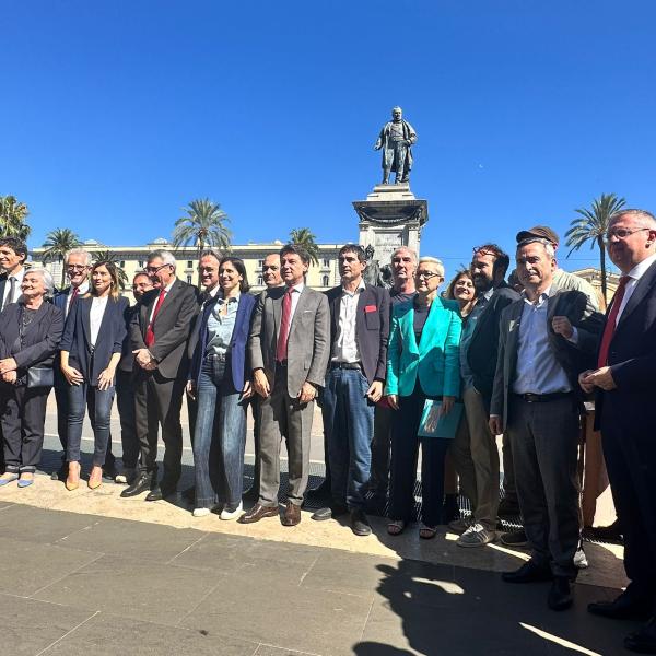 Prove di “Fronte popolare” all’italiana: chi c’è, chi potrebbe esserci e chi non ci sarà. Conte e Schlein ‘vicini’ anche nella foto di gruppo