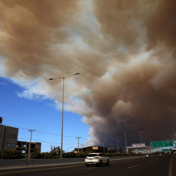 Grecia, maxi incendio vicino ad Atene: evacuate migliaia di persone, il fumo incombe sulla città |  VIDEO