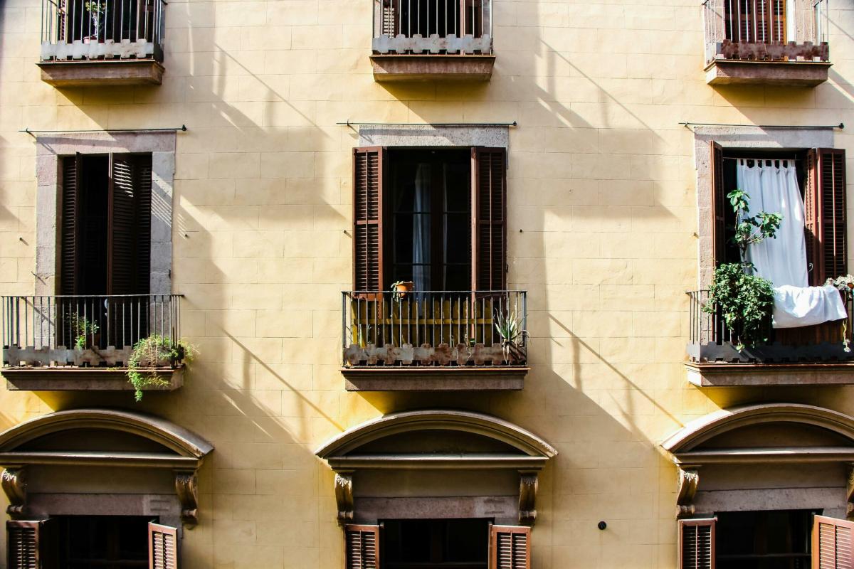 Napoli, la bimba di 5 anni caduta dal balcone a Caivano è fuori pericolo