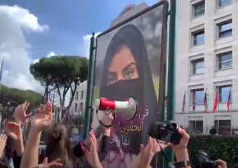 Manifestazione 8 marzo 2024 Roma, i partecipanti imbrattano il cartellone della Lega contro il patriarcato islamico e il velo | VIDEO