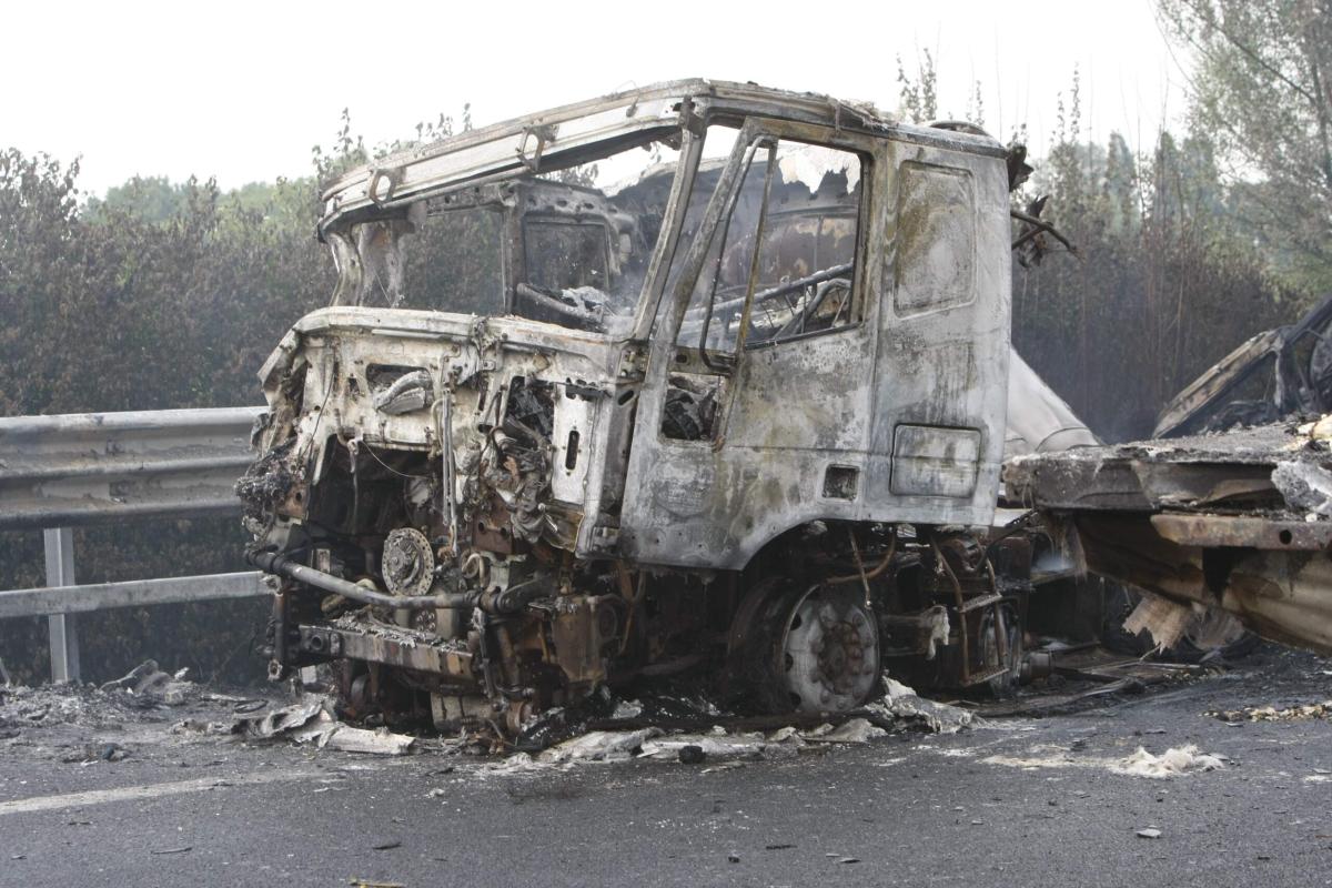 Paura sulla E45, camion in fiamme e strada chiusa al traffico a Mer…