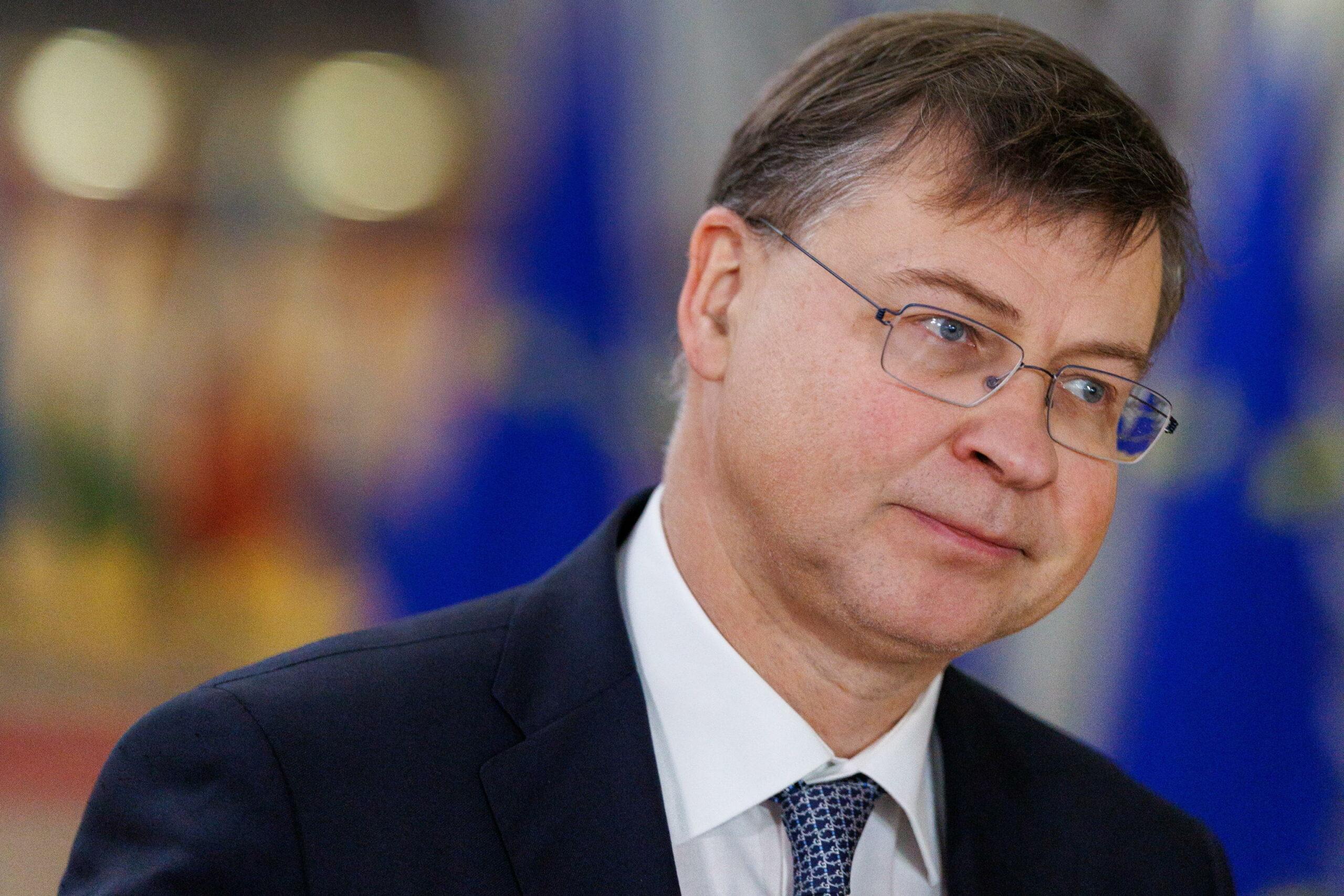 Dombrovskis ‘bacchetta’ l’Italia sul bilancio: “Non in linea con raccomandazioni Ue”