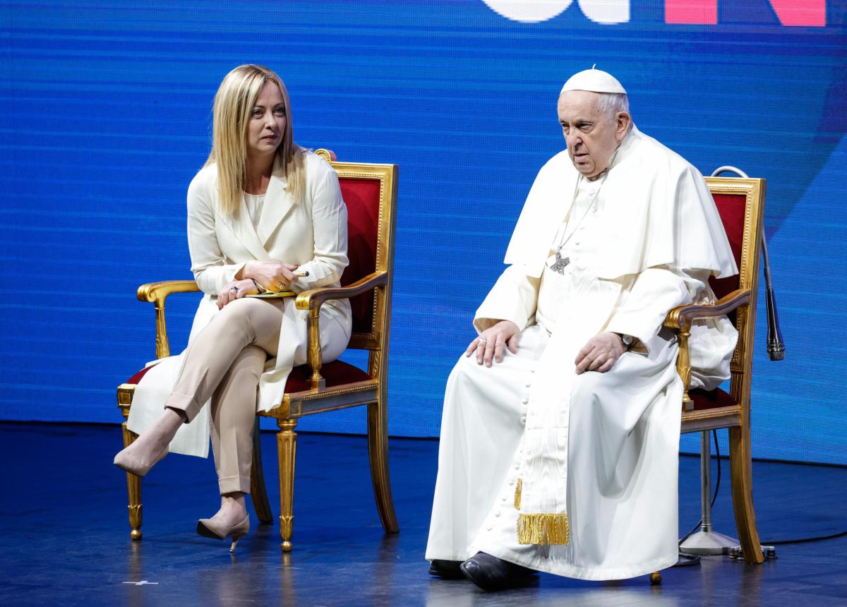 Papa Francesco rifiuta di benedire i cani, ecco perchè