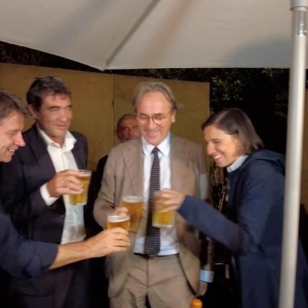 Patto della birra alla festa di Avs, a cosa hanno brindato i leader del centrosinistra con i convitati di pietra Renzi e Calenda? | VIDEO