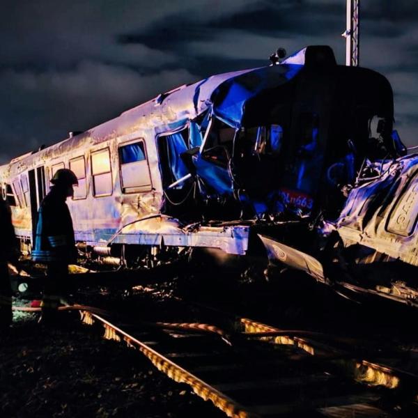 Repubblica Ceca, incidente ferroviario a Pardubice: almeno 4 morti e più di 20 feriti | VIDEO