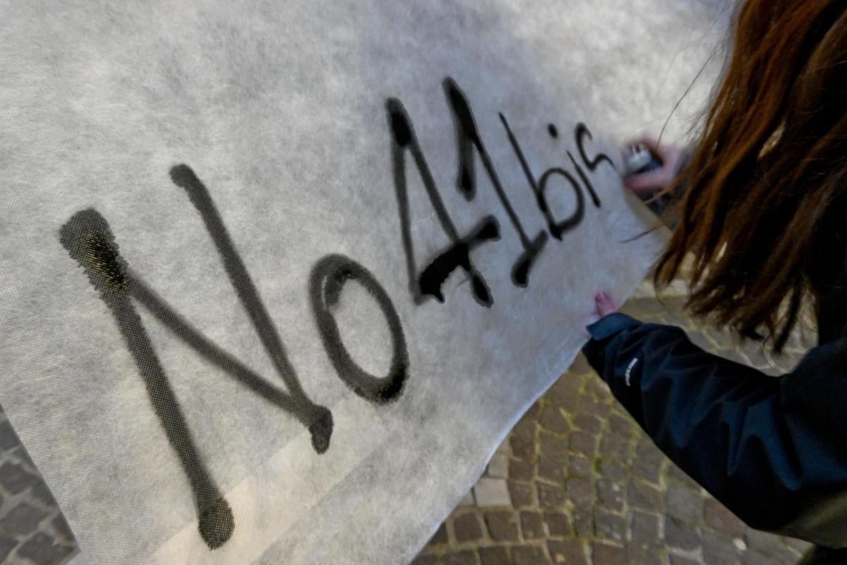 Roma, anarchici appendono striscione pro-Cospito sull’Altare della …