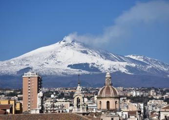 Etna innevato: coppia con neonato resta bloccata con l’auto