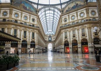 Milano, writers con lo spray scrivono sull’arco della Galleria Vittorio Emanuele II: caccia ai vandali