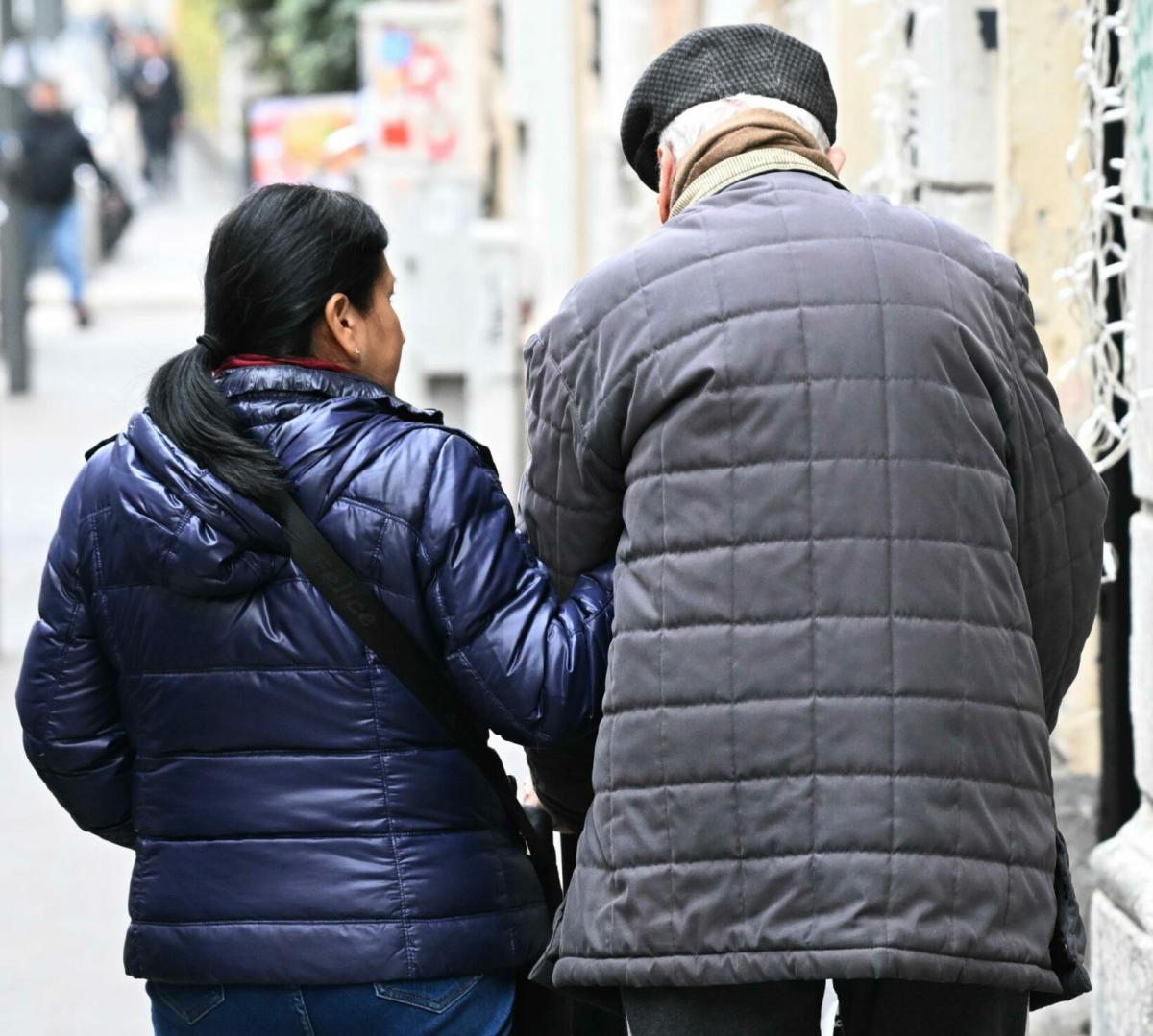 Bari, avrebbe rifiutato le avances dell’anziano 78enne per cui lavorava: badante colpita in testa